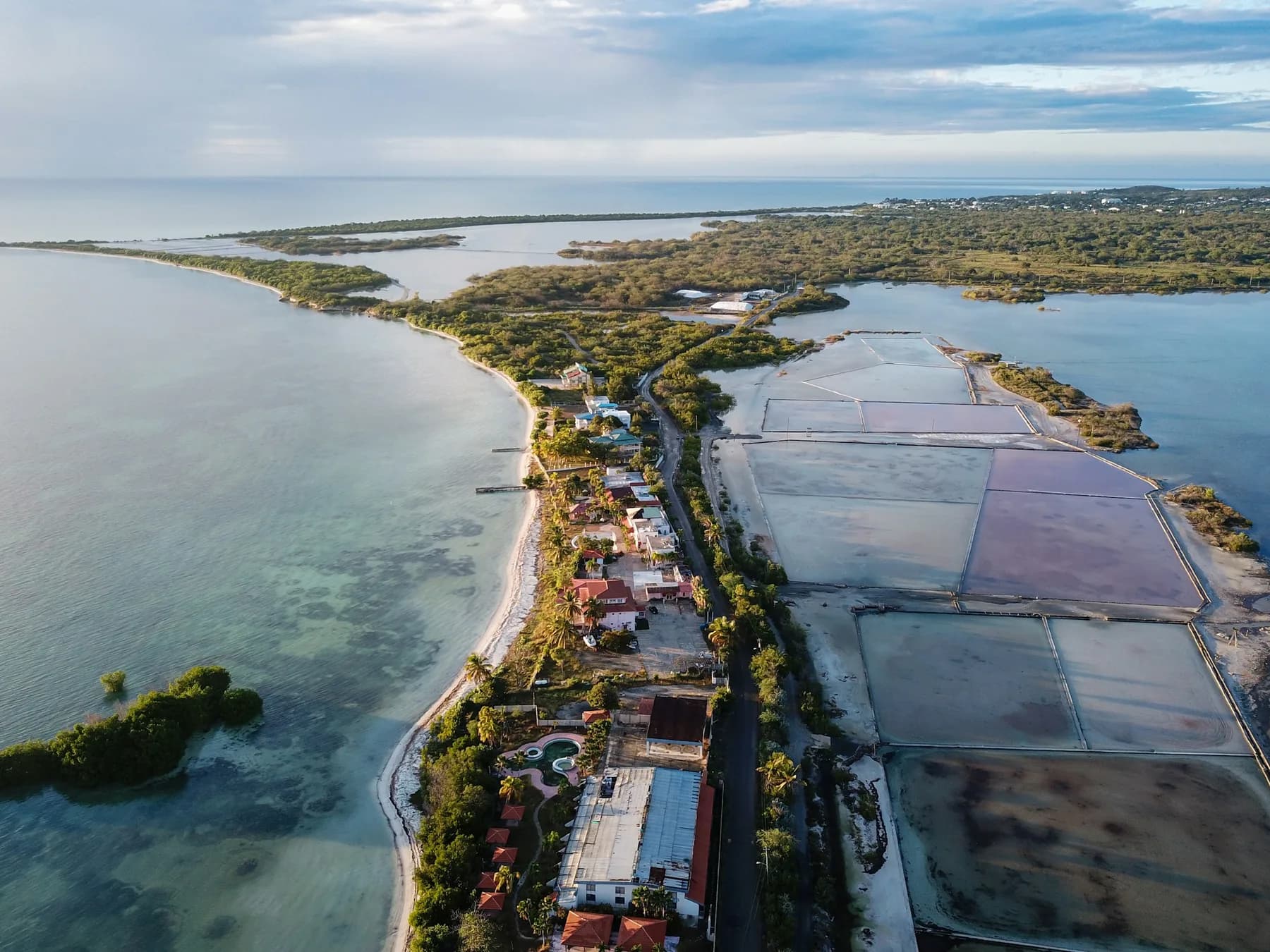 Vista aérea de la costa de Cabo Rojo, con viviendas, vegetación y salinas.